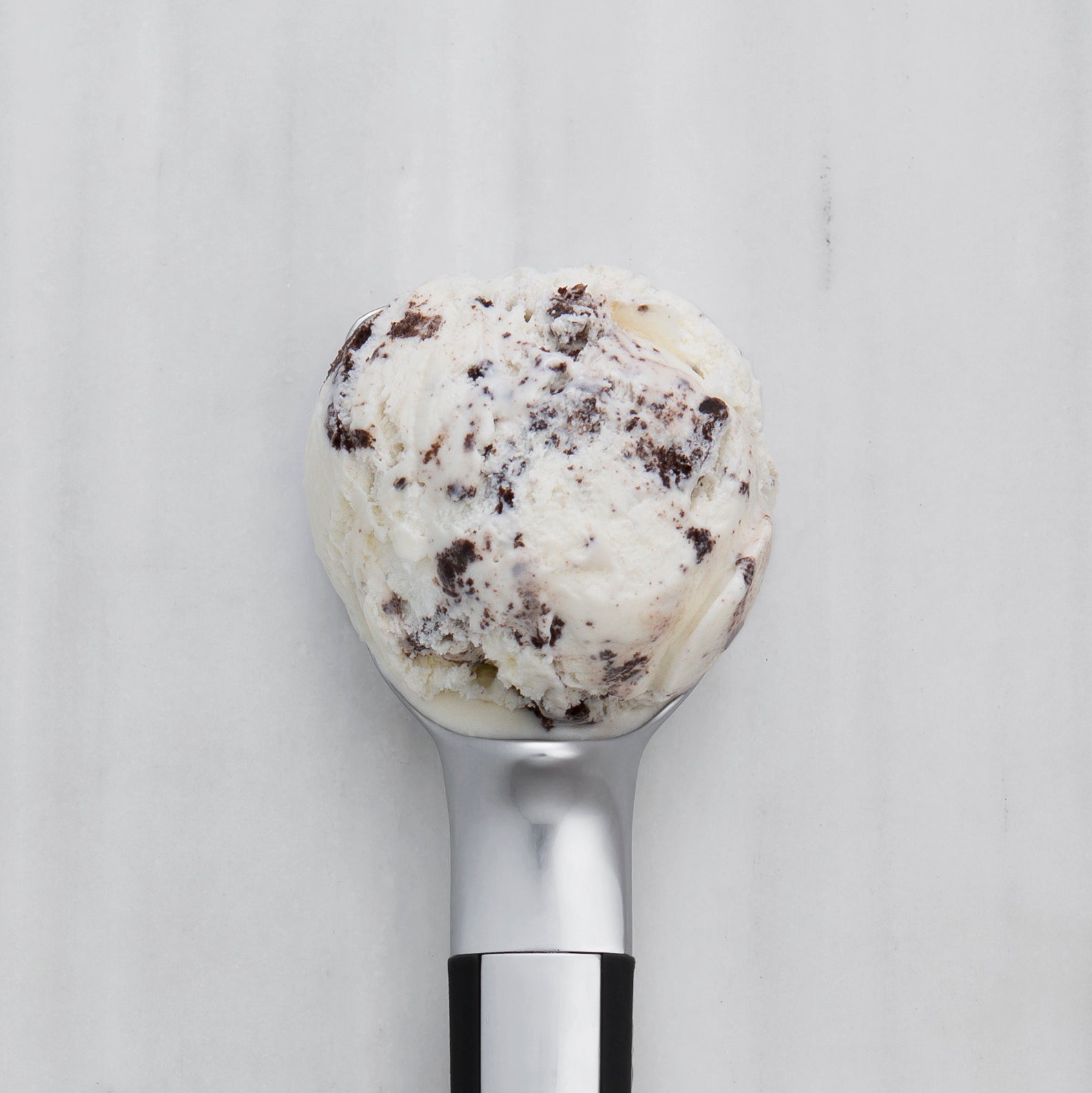 Ice cream scoop with a scoop of cookies and cream ice cream 