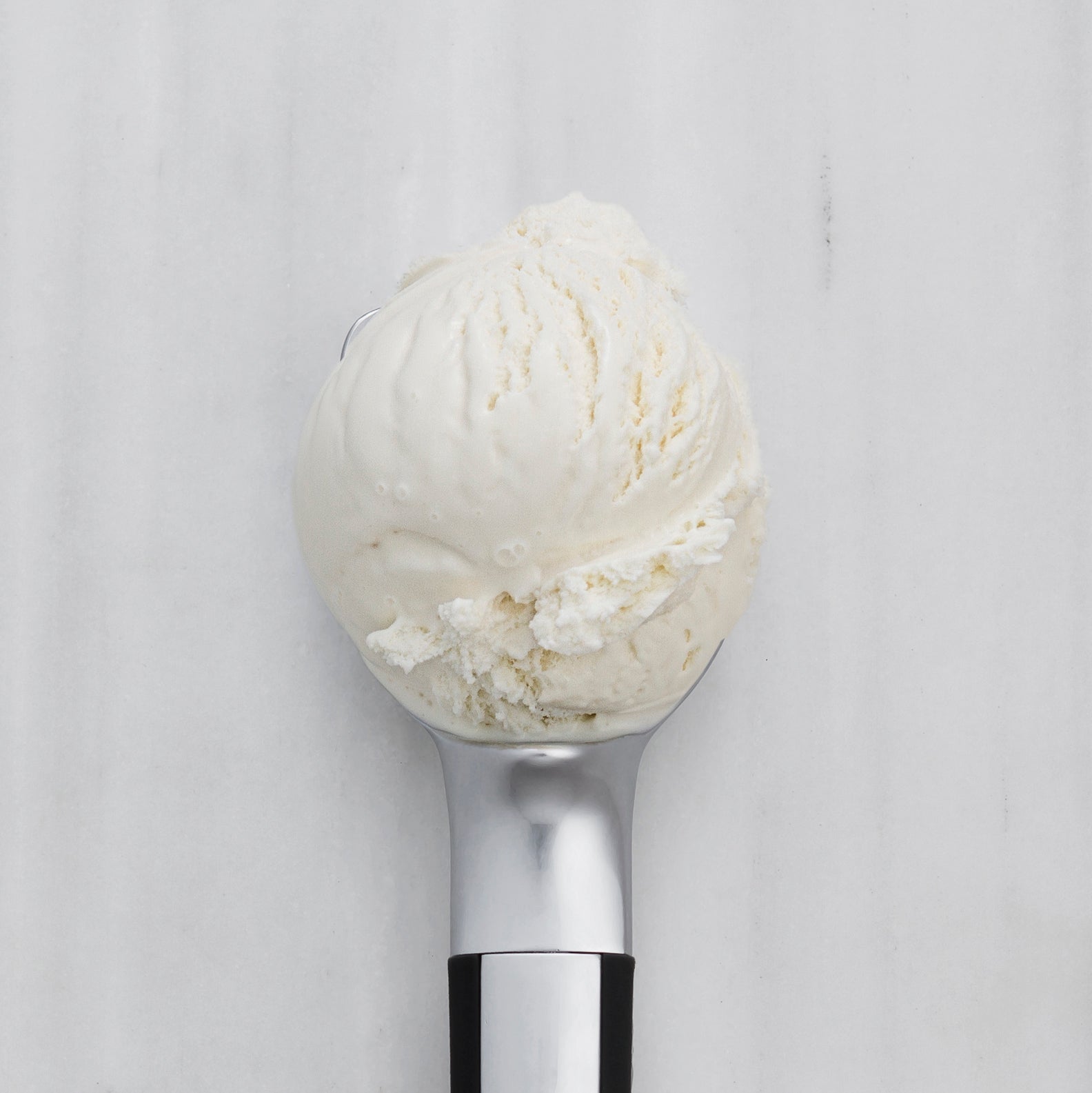 Ice cream scoop with a scoop of vanilla ice cream 